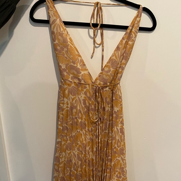 ASTR FLORAL WRAP PLEATED DRESS - Picture 5 of 8